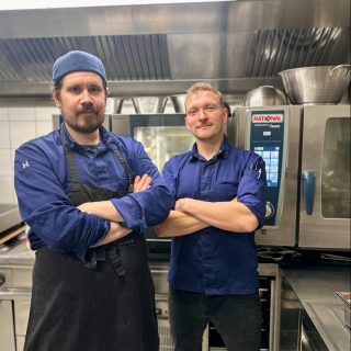 Last men standing 💪🏻 Unsere Küchenchefs kochen noch bis zum 11.11. mit vollem Einsatz – danach gönnen sie sich eine kurze Pause, um selbst mal die Weihnachtsmärkte unsicher zu machen. 🎄🎅 

Ab dem 29.11. sind wir aber wieder da, um euch bis zum 22.12. mit festlichen Köstlichkeiten zu verwöhnen! 🍽️✨ 

#Küchenpause #ZurückMitWeihnachtszauber #TeamSeestern
