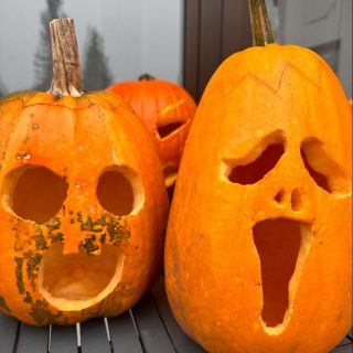 „Unsere Kürbisse können nicht nur gruselig, sondern auch richtig lecker! 🎃✨ neben diesen Kunstwerken erwartet euch auch eine herbstlich-köstliche Kürbiskarte!