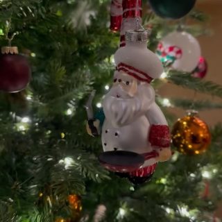 Weihnachtszauber im Hotel Seestern & Restaurant Daniels 🎄✨

Freut euch auf gemütliche Stunden in stimmungsvoll dekorierten Räumen, die festliche Vorfreude versprühen. Wir verwöhnen euch mit:

🎂 Hausgemachten Kuchen, der nach Winter schmeckt,
🍷 Heißem Glühwein, perfekt für kalte Tage, und
🍽️ Winterlichen Spezialitäten wie unserer knusprigen Ente mit Knödeln.

Ob ein entspannter Nachmittag mit Kaffee und Kuchen oder ein genussvolles Abendessen – bei uns wird jeder Besuch ein kleines Fest. 🌟

Schaut vorbei und lasst euch von der weihnachtlichen Atmosphäre verzaubern! Wir freuen uns auf euch. 🎅✨

#Weihnachten #HotelSeestern #RestaurantDaniels #Winterzauber #Weihnachtsessen #Glühwein #Kuchenliebe