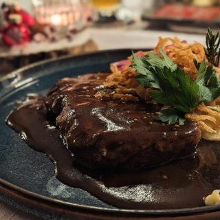 Tradition zum Genießen 😌 
Zwiebelrostbraten mit hausgemachten Käsespätzle