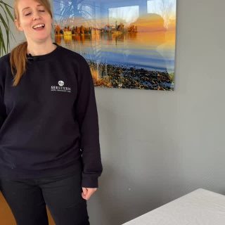💙 Wir stellen uns vor: heute: Jessi 💙
Jessi gehört mittlerweile schon seit 13 Jahren zum Hotel Seestern 🫶
9 Jahre davon als Aushilfe und weil’s ihr bei uns (zum Glück 😄) so gut gefallen hat, ist sie inzwischen fest im Team angekommen.
Wenn Ihr bei uns frühstückt, abends gemütlich zusammensitzt oder Euch ein Stück hausgemachte Torte schmecken lasst, dann steckt meistens Jessi dahinter. 🍰✨
Als gelernte Konditorin zaubert sie nicht nur richtig leckere Kuchen und Torten, sondern sorgt auch im Frühstücks- und Abendservice dafür, dass sich unsere Gäste rundum wohlfühlen. 💙
Und eigentlich ist sie genau da, wo man sie gerade braucht, immer mit einem Lächeln und ganz viel Herz für unsere Gäste. ☀️
Schön, dass du Teil vom Team Seestern bist, Jessi! 🙌
#HotelSeestern #TeamSeestern #Bodensee #UrlaubAmBodensee #SeesternMomente
🎥: @melissa.nieberle