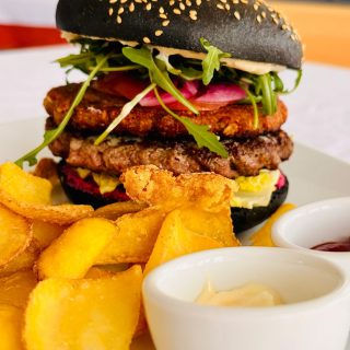 🍔 Dieser Burger sieht nicht nur brutal aus…er schmeckt auch genauso 😮‍💨🔥

Der „Black Jack Burger“ bei uns im Hotel Seestern ist nichts für halbe Sachen 👀
Chef Daniel hat hier einen Burger kreiert, der einfach komplett süchtig macht: saftiges Rindfleisch Patty, Walnuss-Käse Patty, cremige Trüffel Creme, Rote Beete Hummus und dazu eingelegte Zwiebeln mit knackigem Salat 🤤

Jeder Bissen = pure Eskalation 😍

#burgerliebe #bodensee #hotelseestern #lindau #trüffelliebe 

🎥: @melissa.nieberle