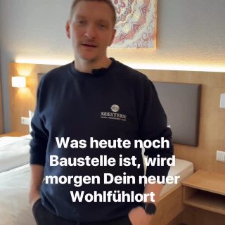 Du kommst ins Hotel Seestern und denkst, das Zimmer sieht richtig gut aus. ✨
Was Du nicht siehst: Monate vorher standen wir hier mit Farbeimern, Werkzeug, Anhängern und einer To-do-Liste, die gefühlt bis zum Bodensee gereicht hat. 😅
Jedes Jahr nutzen wir unsere Winterpause, um das Hotel ein Stück schöner zu machen. Dabei packen wir selbst kräftig mit an: streichen, ausräumen, schleppen, organisieren - alles, was wir können. Und für alles, was wir nicht können, haben wir zum Glück echte Profis an unserer Seite.
Das Ergebnis? Zimmer, in denen Ihr Euch wohlfühlt, entspannen könnt und hoffentlich direkt denkt: „Hier bleib ich.“
Also ja, hinter jedem renovierten Zimmer stecken nicht nur Handwerker, sondern auch jede Menge Herzblut. ❤️
Und genau deshalb freuen wir uns jedes Mal, wenn Ihr Euch bei uns wie zuhause fühlt.
#HotelSeestern #BodenseeLiebe #BehindTheScenes
#UrlaubAmBodensee
🎥: @melissa.nieberle