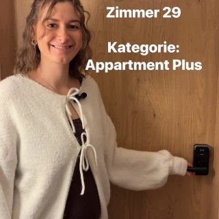 Ein Zimmer, in dem man am liebsten direkt ein paar Tage länger bleiben würde. 💙
Willkommen in unserem Apartment Plus - Zimmer 29.
Hier erwartet Euch ein großzügiger Wohnbereich zum Entspannen, eine kleine Küchenzeile für den Kaffee am Morgen, ein separates Schlafzimmer und ein modernes Badezimmer. Die gemütliche Couch lässt sich bei Bedarf sogar in ein zusätzliches Bett verwandeln, perfekt für Familien oder alle, die etwas mehr Platz genießen möchten.
Das Highlight? Die sonnigen Balkone auf der Südseite. Ob mit einem Frühstück in der Morgensonne, einem guten Buch oder einem Glas Wein am Abend, hier fühlt sich Urlaub einfach richtig gut an. ☀️
Und keine Sorge, falls der Koffer etwas größer ausgefallen ist: Im begehbaren Kleiderschrank findet garantiert alles seinen Platz.
Ankommen, auspacken und den Bodensee genießen, genau dafür ist Zimmer 29 gemacht.
#HotelSeestern #BodenseeUrlaub #Urlaubsgefühl #Zimmer29
🎥: @melissa.nieberle