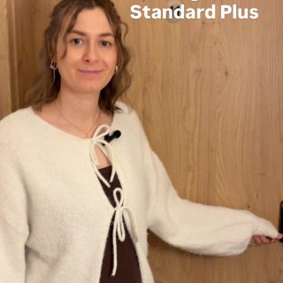 Heute öffnen wir für Euch die Tür zu Zimmer #11! 🗝️✨
Das Zimmer gehört zu unserer Kategorie Standard Plus und überzeugt mit einem offenen Wohnbereich, in dem Ihr es Euch nach einem erlebnisreichen Tag am Bodensee gemütlich machen könnt. 🌊
Auch das offene Bad sorgt mit einem großen Spiegel und viel Tageslicht für eine angenehme Atmosphäre. ☀️🪞
Übrigens: Unsere Standard Plus Zimmer könnt Ihr sowohl mit als auch ohne Balkon buchen, ganz so, wie es am besten zu Eurem Urlaub passt. 🌿
Also: Koffer packen, einchecken und die Auszeit genießen. ⭐️
#HotelSeestern #UrlaubAmBodensee #BodenseeUrlaub #Hotelzimmer
🎥: @melissa.nieberle