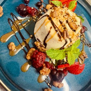 Unser Nuss-Traum Parfait mit karamellisierten Nüssen ist genau das Richtige für alle, die den perfekten Abschluss eines guten Essens lieben. ❤️

Mit viel Liebe zubereitet von unserer hauseigenen Konditorin Jessi: cremiges Parfait, frische Früchte, knusprige karamellisierte Nüsse und natürlich darf auch ein Hauch Schokolade nicht fehlen. 🤤🍫

Bei uns im Hotel Seestern wird nicht nur gekocht, hier wird angerichtet, verfeinert und so lange getüftelt, bis wir selbst am liebsten direkt zum Löffel greifen würden. 🥄😄

#HotelSeestern #GenussAmBodensee #DessertLiebe #Hotelküche #BodenseeGenuss