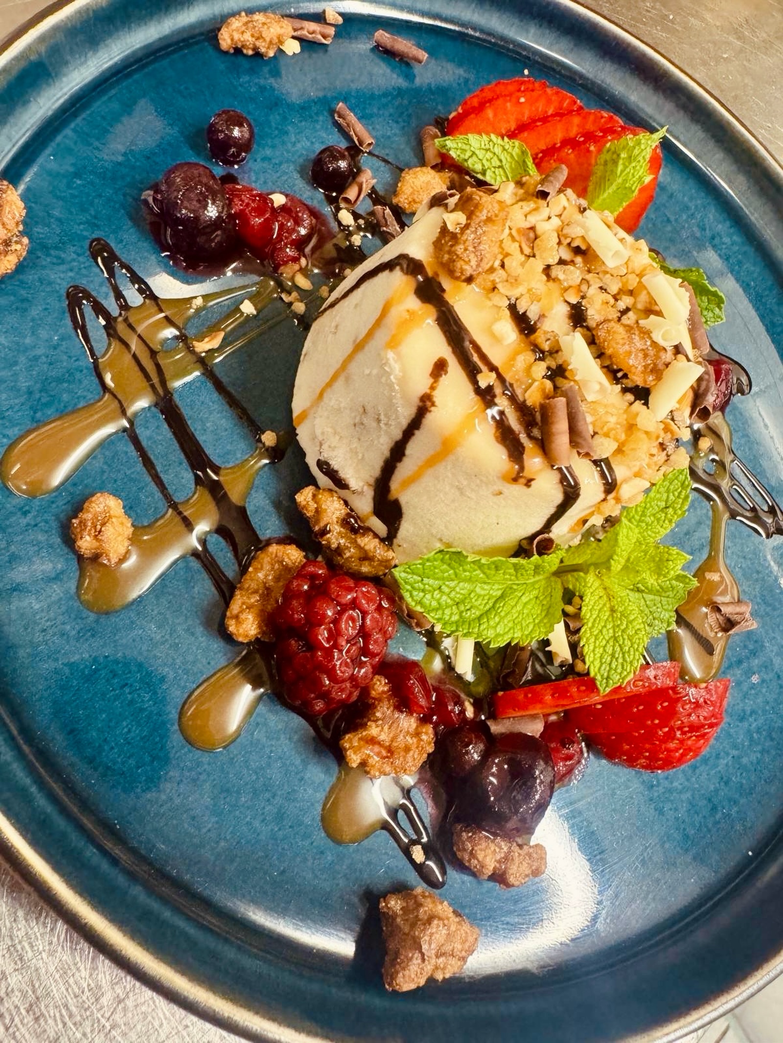 Unser Nuss-Traum Parfait mit karamellisierten Nüssen ist genau das Richtige für alle, die den perfekten Abschluss eines guten Essens lieben. ❤️

Mit viel Liebe zubereitet von unserer hauseigenen Konditorin Jessi: cremiges Parfait, frische Früchte, knusprige karamellisierte Nüsse und natürlich darf auch ein Hauch Schokolade nicht fehlen. 🤤🍫

Bei uns im Hotel Seestern wird nicht nur gekocht, hier wird angerichtet, verfeinert und so lange getüftelt, bis wir selbst am liebsten direkt zum Löffel greifen würden. 🥄😄

#HotelSeestern #GenussAmBodensee #DessertLiebe #Hotelküche #BodenseeGenuss