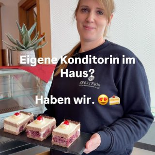 Eine eigene Konditorin im Haus? Haben wir. 😍🍰
Unsere Jessi ist gelernte Konditorin und sorgt im Hotel Seestern dafür, dass Kuchen und Desserts nicht einfach irgendwo bestellt werden, sondern direkt bei uns im Haus entstehen. Und das schmeckt man. 🤤
Der unangefochtene Renner? Unsere Schwarzwälder Kirschtorte 🍒 , dicht gefolgt von Rüblikuchen und Bienenstich.
Aber Jessi kann natürlich nicht nur Kuchen. Auch unsere Desserts gehen auf ihr Konto. Je nach Saison entstehen immer wieder neue Mousse-au-Chocolat-Kreationen.
Aktuell besonders beliebt: Nougat-Mousse au Chocolat mit Himbeeren. 🍫❤️ Cremig, schokoladig und mit der fruchtigen Säure der Himbeeren genau die richtige Kombination.
#HotelSeestern #GenussAmBodensee #Konditorin #Kuchenliebe #DessertLiebe
🎥: @melissa.nieberle