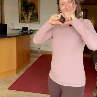Ein großer Pluspunkt bei uns im Hotel Seestern? Ganz klar: unsere Lage! ⭐️
Von hier aus könnt Ihr viele der schönsten Ecken rund um den Bodensee ganz entspannt entdecken. Lindau, Meersburg, Friedrichshafen oder Überlingen erreicht Ihr in kurzer Autofahrt, perfekt für einen Tagesausflug. 🚗☀️
Und der Bodensee selbst? Der ist nur wenige Gehminuten entfernt. Einfach losspazieren, Seeluft schnuppern und vielleicht direkt zu einer Schifffahrt starten. ⛵️
Ihr reist ohne Auto an? Auch kein Problem: Unseren Bahnhof in Wasserburg erreicht Ihr zu Fuß in nur ca. 11 Minuten. 🚆
🍷 Unsere persönliche Empfehlung für 2027:
„Komm und See“ am Freitag, 2. Juli & Samstag, 3. Juli 2027. Ein richtig schönes Weinfest, das ebenfalls nur wenige Gehminuten von uns entfernt stattfindet. Perfekt also: feiern, Wein genießen und danach ganz entspannt zurück ins Hotel schlendern. 😄🍷
#HotelSeestern #Bodensee #WasserburgAmBodensee #UrlaubAmBodensee #BodenseeLiebe
🎥: @melissa.nieberle