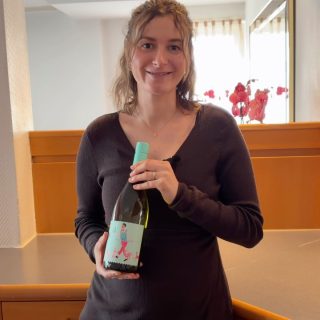 🍷 Okay, diesen Bodensee-Spot müsst Ihr Euch merken!
Guter Wein, Picknickdecke, Blick auf den Bodensee, klingt nach einem ziemlich perfekten Nachmittag, oder? ☀️🌊
Wir sind ganz besonders stolz auf unsere Zusammenarbeit mit dem Weingut Aufricht und haben deshalb direkt einen kleinen Ausflugstipp für Euch:
Rund um Meersburg könnt Ihr es Euch beim Weingut gemütlich machen, ein Glas Wein genießen und einfach mal sitzen bleiben. Picknickdecke oder Stuhl schnappen, Lieblingswein aussuchen und Bodensee-Panorama genießen. 🍇🍷
Oder wie es dort so schön heißt: „Lass Dich aufrichten.“ 😉
Also: Wenn Ihr das nächste Mal bei uns seid, unbedingt auf die Bodensee-Bucketlist damit! 💙
#HotelSeestern #BodenseeLiebe #WeingutAufricht #Meersburg #BodenseeTipps
🎥: @melissa.nieberle