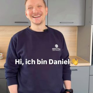 Offiziell ist Daniel Inhaber und Geschäftsführer des Hotel Seestern in Wasserburg. Inoffiziell? Ist die Jobbeschreibung ein kleines bisschen länger. 😂
👨🍳 Gelernter Koch
🔧 Hausmeister
🍽️ Kellner
🛎️ Ansprechpartner für unsere Gäste
🪛 Techniker
💻 Schreibtischhüter
…und vermutlich noch für 27 andere Dinge zuständig, die an einem ganz normalen Hoteltag so anfallen. 😉
Kurz gesagt: Daniel kennt das Hotel Seestern nicht nur wie seine Westentasche, er lebt und liebt es. Und genau das gehört für uns zu einem familiengeführten Hotel dazu: mit anpacken, da sein und auch mal dort einspringen, wo gerade eine Hand gebraucht wird. ❤️
Also: Kommt gerne vorbei! Vielleicht trefft Ihr Daniel in der Küche, an der Rezeption, im Restaurant oder irgendwo mit Werkzeug in der Hand. 😄
Wir freuen uns auf Euch! ⭐️
#HotelSeestern #WasserburgAmBodensee #Bodensee #GastgeberMitHerz #UrlaubAmBodensee
🎥: @melissa.nieberle