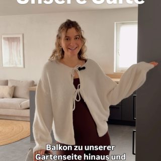 Heute nehmen wir Euch mit in unsere Suite und die hat so einiges zu bieten:
Im großzügigen Aufenthaltsraum wartet eine Schlafcouch, die sich im Handumdrehen in ein komplettes Bett verwandeln lässt. Dazu gibt’s eine voll ausgestattete Küche, perfekt, wenn Ihr abends einfach mal selbst etwas kochen möchtet. 👩🍳 Und wenn die Küche im Urlaub lieber kalt bleiben soll: Kommt einfach bei uns im Restaurant vorbei. 😉
Weiter geht’s ins gemütliche Schlafzimmer, das bei Bedarf noch um ein Beistellbett erweitert werden kann.
Und jetzt kommt unser persönliches Highlight: Die Suite hat gleich ZWEI Balkone! ☀️
Vom Südbalkon habt Ihr direkten Blick auf den Bodensee. 🌊😍 Morgens mit dem ersten Kaffee raussetzen, Aussicht genießen und erstmal überlegen, was der Tag so bringt, genau so darf Urlaub sein, oder?
#HotelSeestern #Bodensee #UrlaubAmBodensee #Familienurlaub #WasserburgAmBodensee
🎥: @melissa.nieberle