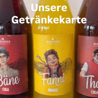 🍷☕ Regional schmeckt’s einfach am besten! 🍻
Bei uns im Hotel Seestern legen wir nicht nur beim Essen großen Wert auf Qualität, sondern auch bei unseren Getränken! Und dabei setzen wir besonders gerne auf regionale Produkte. 💙
🍎 Ob Orange-Hagebutte oder naturtrüber Apfelsaft mit Zirbe, unsere besonderen Säfte kommen von unserem Getränkelieferanten aus dem Allgäu.
🍷 Beim Wein vertrauen wir unter anderem auf die Familie Steinhauser und das Weingut Aufricht. Zwei tolle Betriebe, deren Produkte wir Euch gerne servieren.
🍺 Ein gutes bayerisches Bier darf natürlich auch nicht fehlen!
☕ Und für alle Kaffeeliebhaber gibt’s richtig guten Kaffee von der Kaffeerösterei Dinzler.
Ihr seht schon: Bei uns kommt nicht irgendwas ins Glas, sondern das, wovon wir selbst überzeugt sind! 🥰
#HotelSeestern #Bodensee #WasserburgAmBodensee #RegionalGenießen #GenussAmBodensee
🎥: @melissa.nieberle